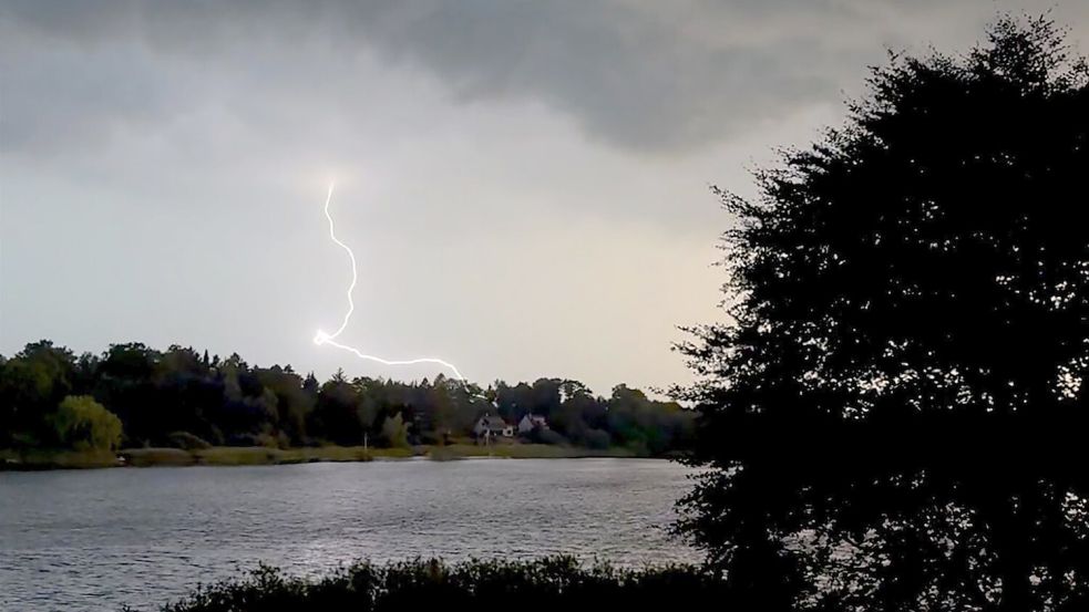 Die Gefahr von Unwettern besteht auch heute, unter anderem im Süden und im Nordwesten. Foto: Daniel Bockwoldt