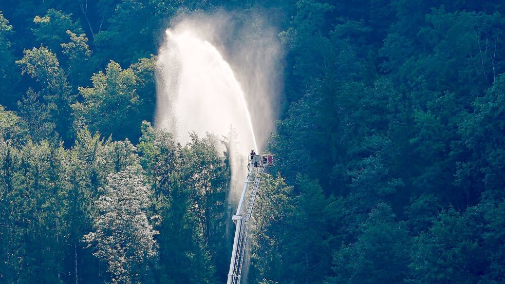 Feuerwehrleute im Einsatz in den Chiemgauer Alpen. Foto: Uwe Lein