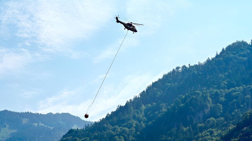 Auch am Freitag waren wieder mehrere Löschhubschrauber im Einsatz. Foto: Uwe Lein