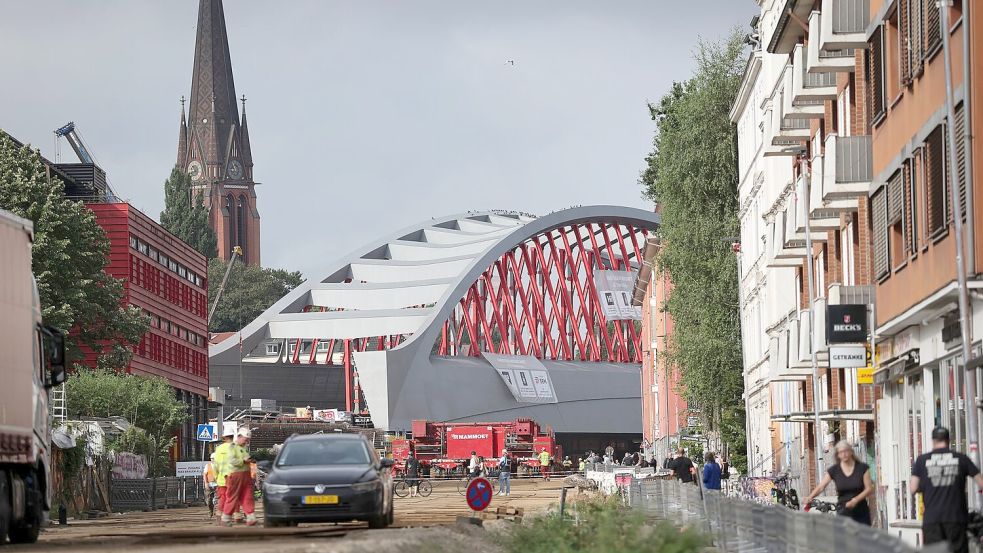 Nun ist sie da. Die neue Sternbrücke steht an ihrem Zielort. Foto: Christian Charisius