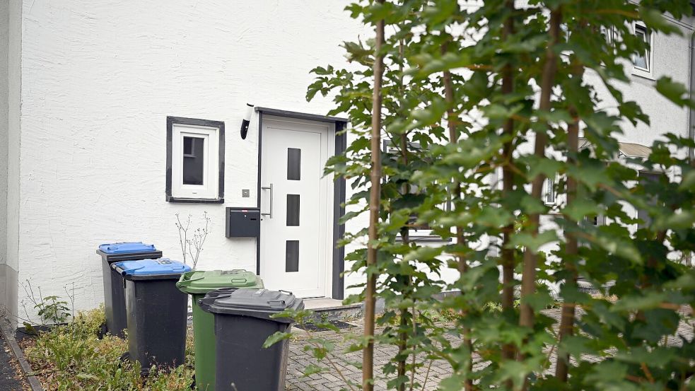 Das Haus, in dem es zu den entsetzlichen Taten gekommen sein soll, liegt in einer ruhigen Reihenhaussiedlung im Grünen. Foto: Federico Gambarini/dpa