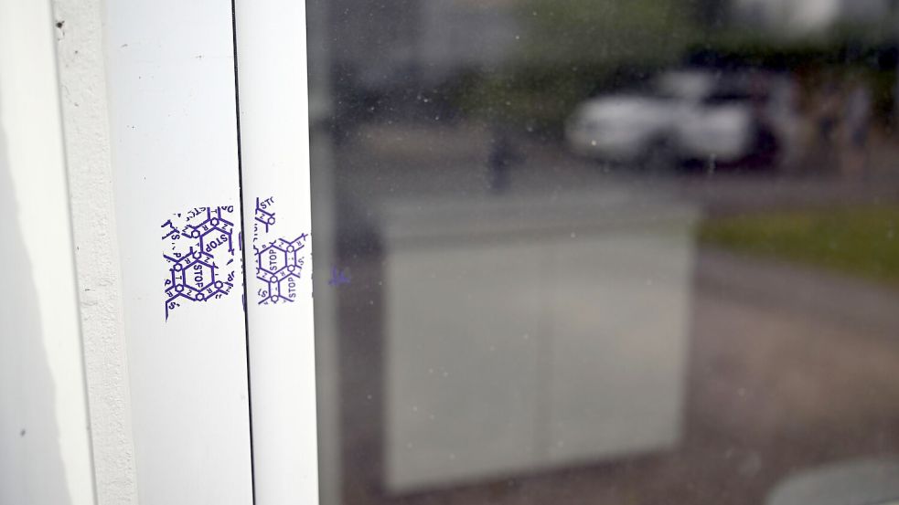 Reste eines Polizeisiegels sind an einem Fenster des mutmaßlichen Tatorts zu sehen. Foto: Federico Gambarini