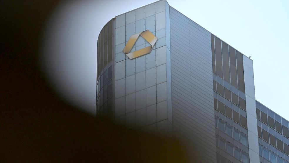 Bekommt offenbar einen neuen italienischen Eigner: Die Frankfurter Commerzbank. Foto: dpa/Michael Brandt