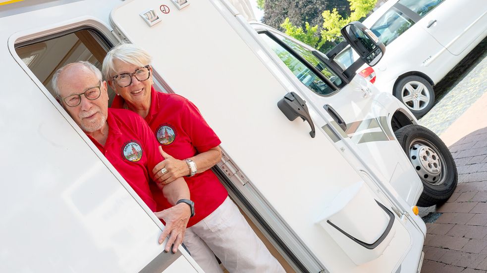 Karl und Inge Stomberg fahren häufig mit dem Wohnmobil auf Reisen. Er ist Vorsitzender des Ostfriesischen Reisemobil-Clubs Leer. Foto: Klaus Ortgies
