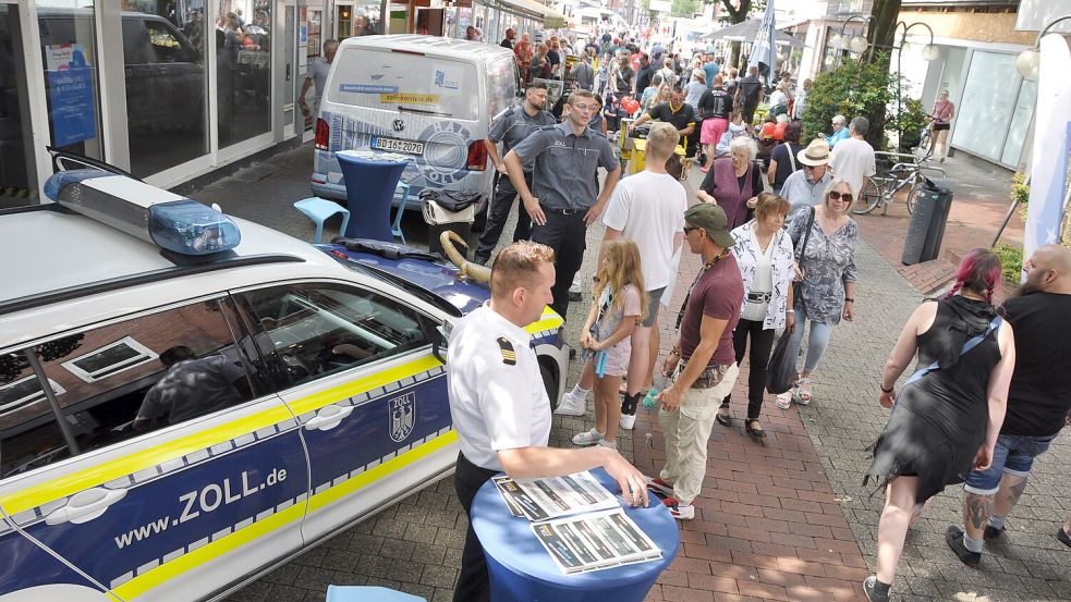 2024 wurde erstmals ein Blaulichttag in Leer veranstaltet. Foto: Bodo Wolters/Archiv