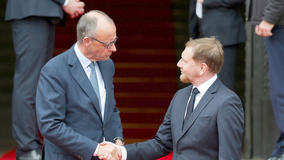 Sachsens Ministerpräsident Michael Kretschmer - hier beim Antrittsbesuch des Kanzlers vergangenes Jahr - fährt bei der Rente Friedrich Merz in die Parade. (Archivfoto) Foto: Jan Woitas