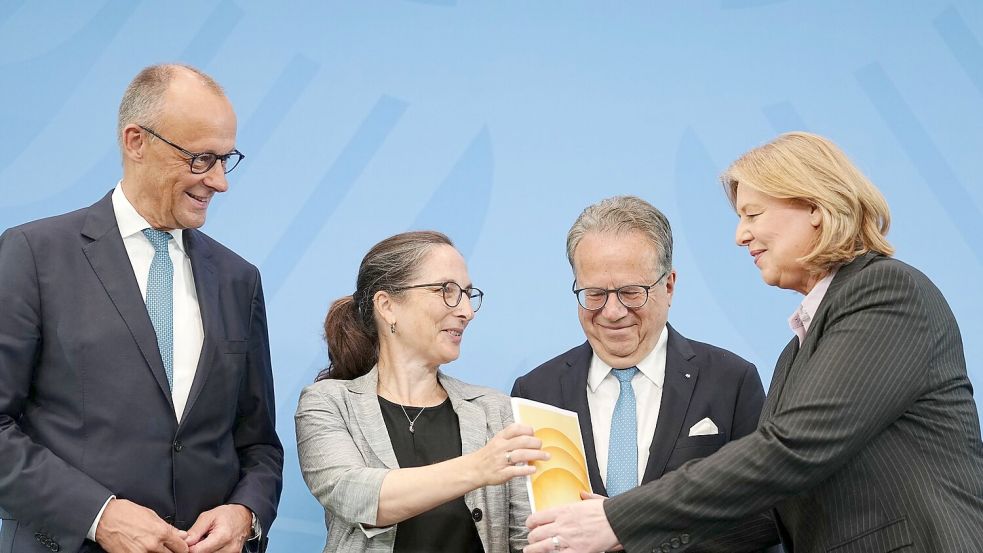 Kanzler Friedrich Merz (CDU, links) und Sozialministerin Bärbel Bas (SPD, rechts) kündigten nach der Entgegennahme der Empfehlungen der Rentenkommission an, diese ohne Abstriche umzusetzen. (Archivbild) Foto: Kay Nietfeld/dpa