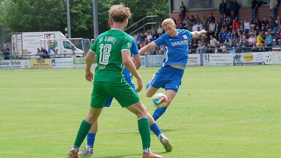 Blau-Weiß Papenburg (am Ball Jonas Korte) startet mit einem Auswärtsspiel beim TV Dinklage in die Saison. Foto: Marco Reemts