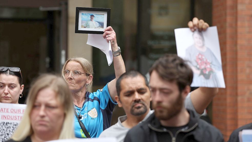 Vor dem Gerichtssaal verschafften sich betroffene Familien Gehör. Foto: Scott Heppell