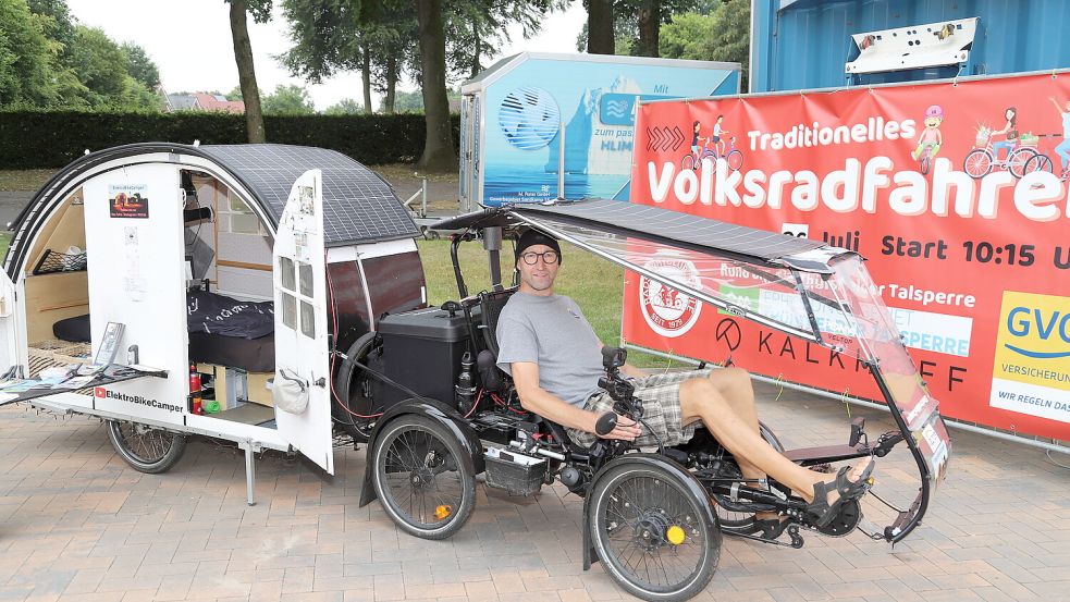 Matthias Keck aus Bersenbrück machte beim Volksradfahren in Thüle mit seinem selbst ernannten „ElektroBikeCamper“ Station und zog damit die Blicke vieler Teilnehmer auf sich. Foto: Hans Passmann