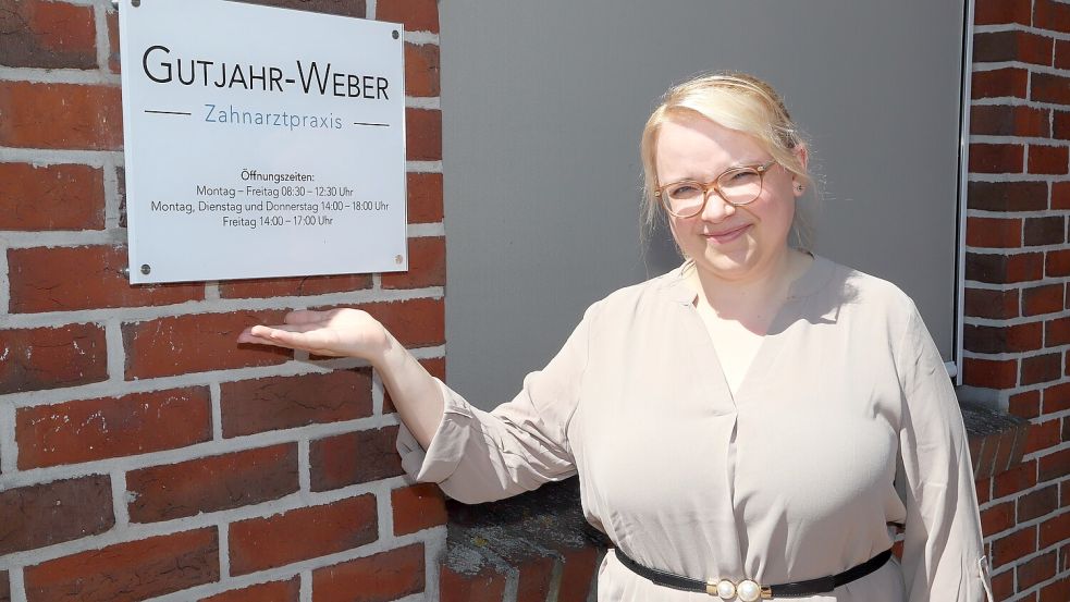 Zum 3. August eröffnet Nadja Gutjahr-Weber die Zahnarztpraxis an der Dorfstraße in Harkebrügge. Sie übernimmt die Praxis vom Ehepaar Matthias und Kerstin Koch. Foto: Hans Passmann