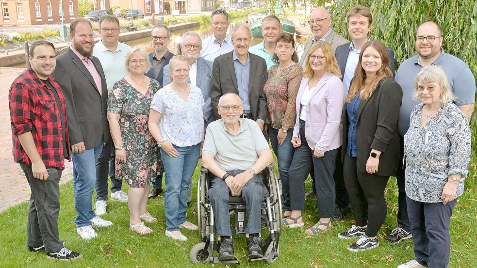 Die Kandidaten der SPD in Rhauderfehn (von links): Nils Onken, Gero Groote, Alexander Kramer, Birgit Heine-Lange, Peter Taurat, Kristina Taurat, Jörg Furch, Uwe Jelden, Bernhard Abel, Artur Groeneveld, Karsten Hinrichs, Renate Wichert, Kai-Uwe Zeusel, Inka Neuse, Dr. Keno Borde, Laura Kruse, Florian Ricci und Maity Niemann. Es fehlen: Kerstin Benedix, Daniel Baumann, Benno Groote und Stefan Dänekas. Foto: SPD Rhauderfehn