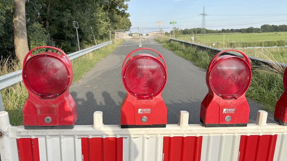 Baken versperren Verkehrsteilnehmern den Weg. Die Polderbrücke (im Hintergrund) ist für grundlegende Sanierungsarbeiten mindestens bis zum 15. September voll gesperrt. Foto: Carsten Ammermann