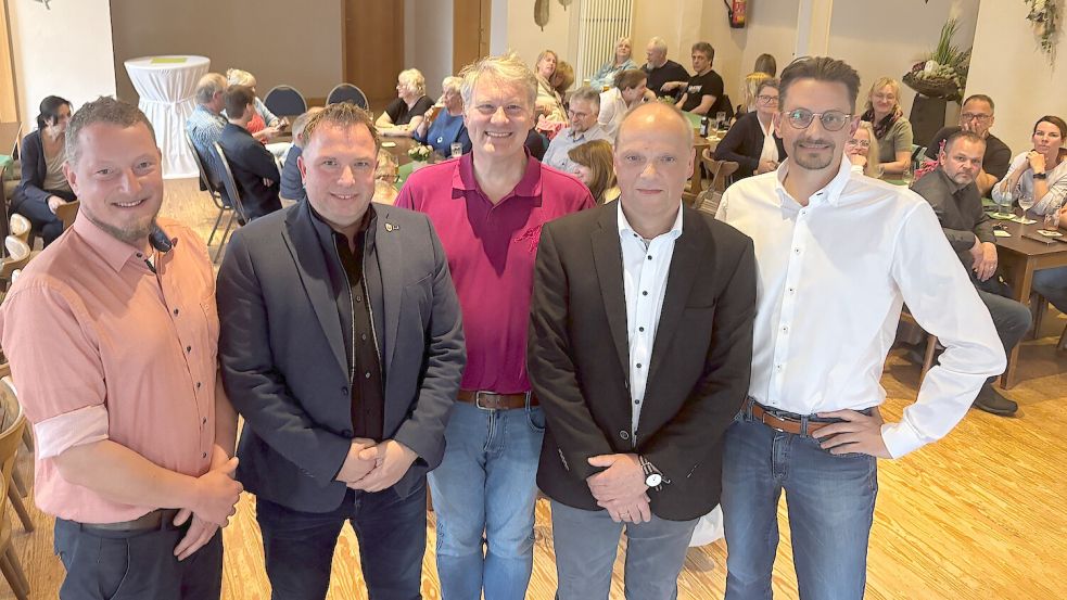 Mit (von links) Janno Schmid (parteilos), Gerwin Kuhlmann (parteilos), Thorsten Sinning (parteilos), Michael Ulrichs (parteilos) und Tammo Lenger (Bündnis 90/Die Grünen) bewerben sich gleich fünf Kandidaten für den Posten des hauptamtlichen Bürgermeisters von Westoverledingen. Foto: Carsten Ammermann
