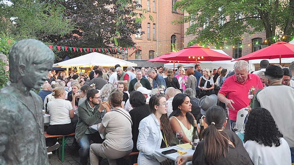 Weingenuss im Rathaus-Innenhof: 2025 hat das Wetter beim Leeraner Weinfest mitgespielt. Foto: Bodo Wolters/Archiv