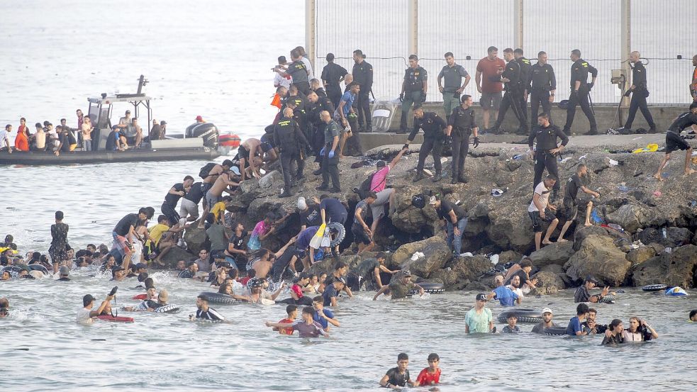 Tausende junge Marokkaner versuche die spanische Exklave Ceuta zu erreichen, um somit in der Hoffnung auf ein besseres Leben in die EU zu gelangen. Foto: dpa/Marcos Moreno