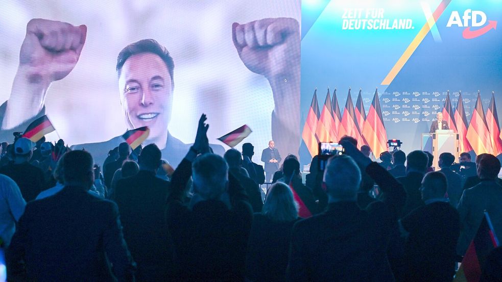Elon Musk unterstützt rechte Parteien innerhalb und außerhalb der Vereinigten Staaten. Zum Wahlkampfauftakt der AfD im Jahr 2025 wurde Musk per Video eingeblendet. Foto: dpa/Hendrik Schmidt