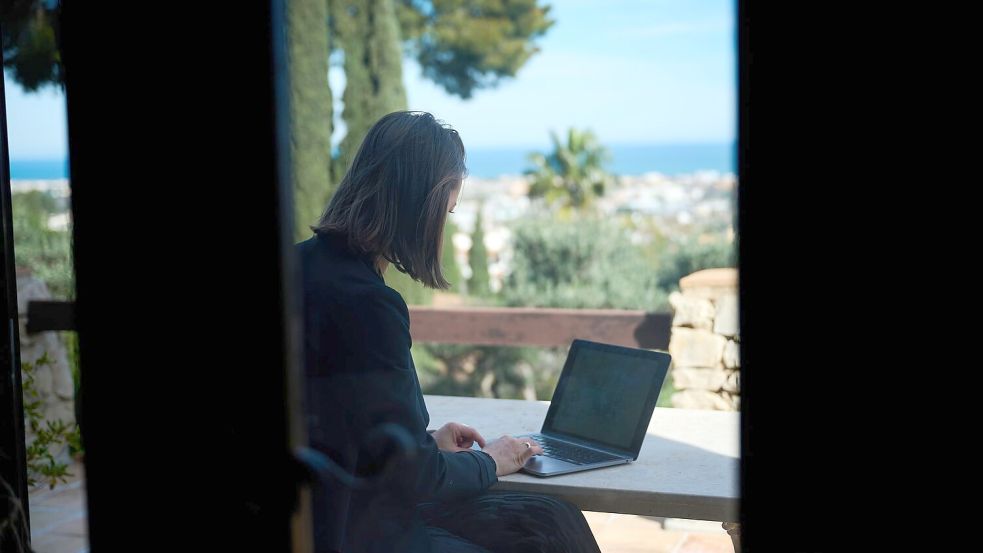 Wer während des Urlaubs arbeiten muss, denkt einer Umfrage zufolge eher über einen Jobwechsel nach. (Archivbild) Foto: Annette Riedl