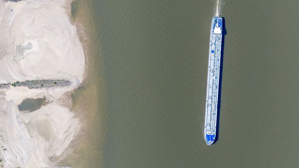 Am Rhein in Duisburg sind breite Sandbänke sichtbar. (Archivbild) Foto: Christoph Reichwein