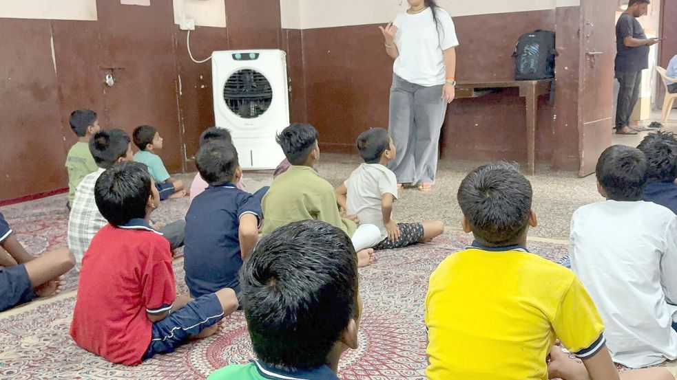 Kinder sitzen im Unterricht in einer Unterkunft für Straßenkinder in Neu-Delhi. Foto: Dirk Godder/dpa
