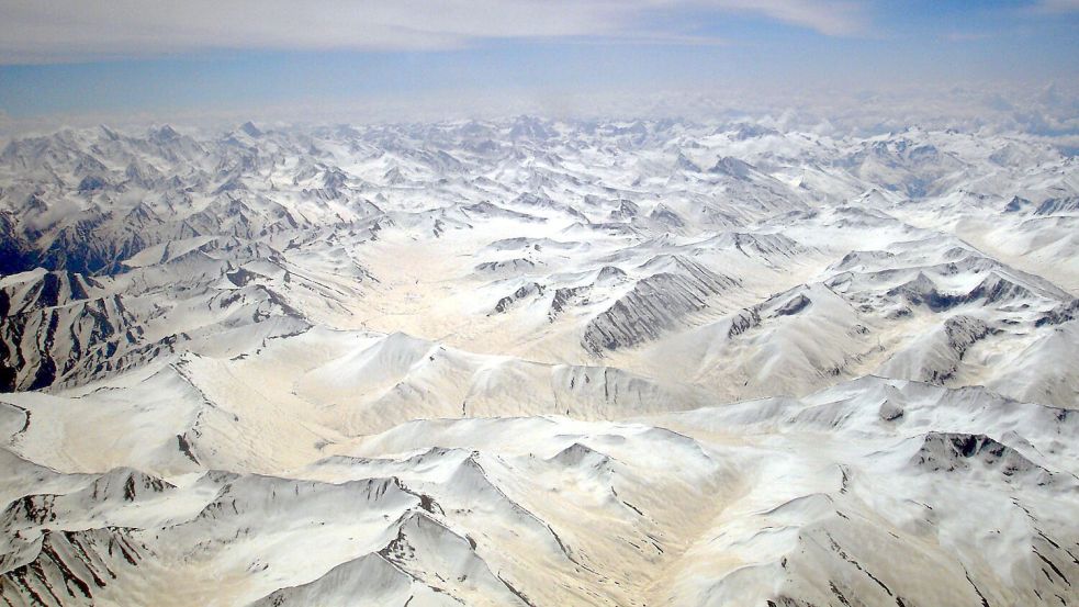 Nach einem Lawinenabgang werden zehn Bergsteiger im pakistanischen Karakorum-Gebirge vermisst. (Symbolbild) Foto: Olivier Matthys/EPA/dpa