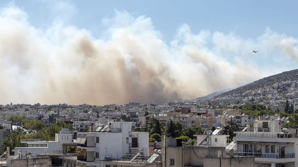 Von Athen aus sind die Rauchwolken der Brände westlich der griechischen Hauptstadt zu sehen. Foto: Lefteris Partsalis/XinHua/dpa