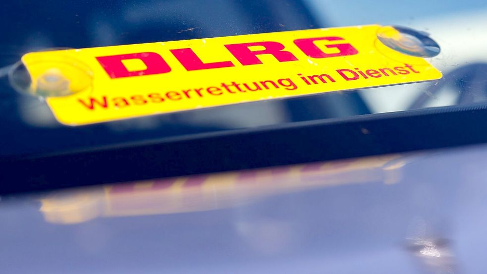 Im Einsatz waren Feuerwehr, DLRG und die Polizei. Symbolfoto: Christoph Reichwein/dpa