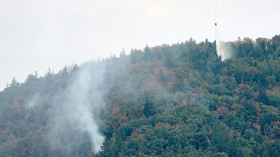 Feuerwehrkräfte sind in der Oberpfalz im Einsatz. Foto: Tizian Gerbing/dpa