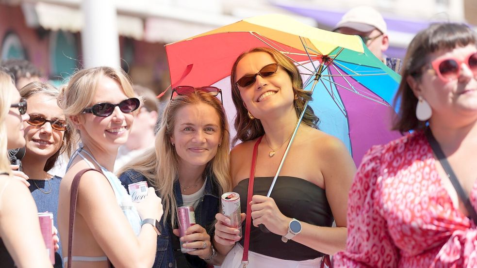 Bei strahlendem Sonnenschein feiert Brighton die Pride Parade. Foto: Yui Mok