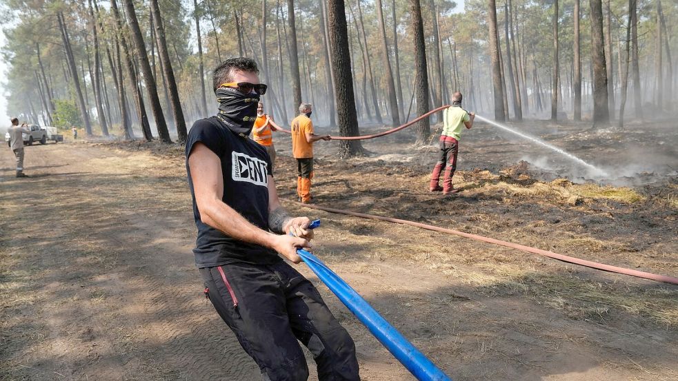 Bei ihren Löscharbeiten wird die Feuerwehr in Frankreich von Anwohnern, Landwirten und weiteren Freiwilligen unterstützt. Foto: Baz Ratner