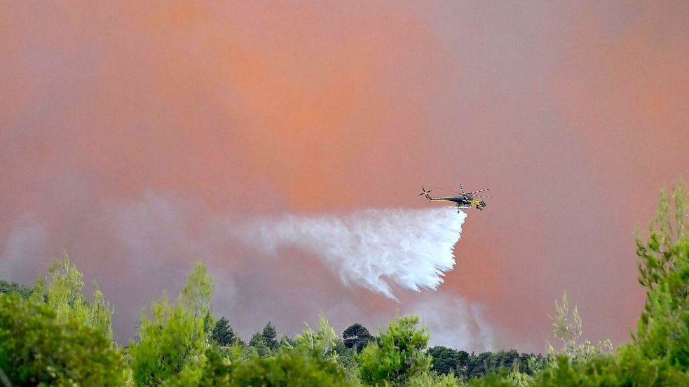 Es dürfte der einzige Hubschrauber gewesen sein, der es wagte: Starke Winde machten die Löscharbeiten aus der Luft unmöglich. Foto: Michael Varaklas