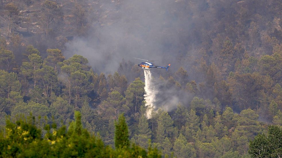 Im Süden Frankreichs waren bei einem wieder aufgeflammten Feuer mehrere Löschhubschrauber im Einsatz. Foto: Clement Mahoudeau/AFP Pool/AP/dp