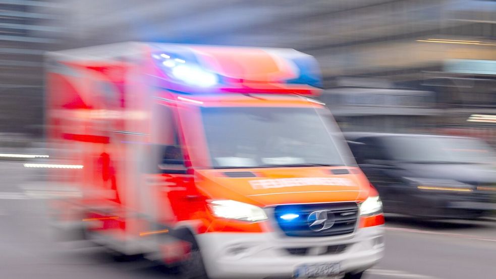 Alle drei Unfallbeteiligten wurden in ein Krankenhaus gebracht. (Symbolbild) Foto: Monika Skolimowska/dpa