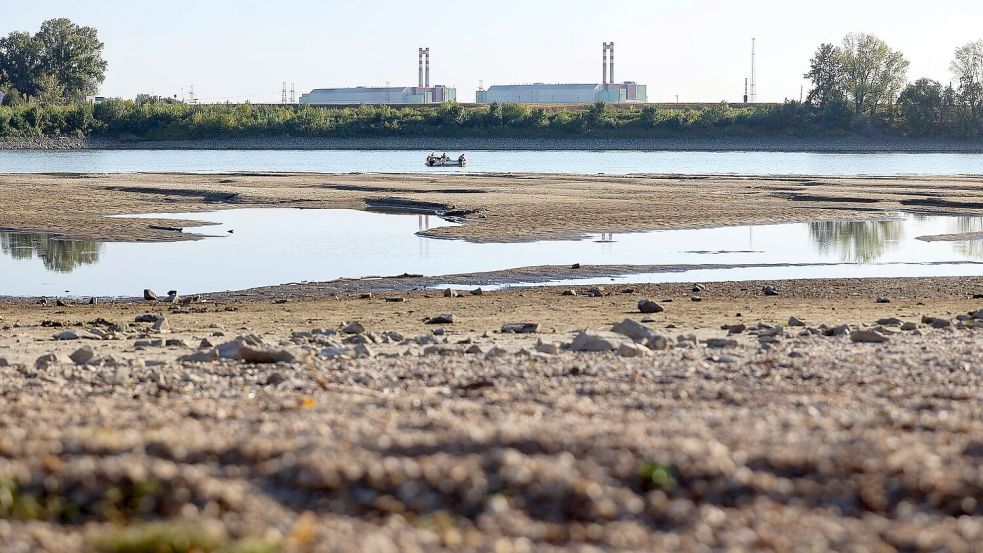 Das Kernkraftwerk MVM Paks, das aufgrund extrem niedriger Wasserstände an der Donau komplett abgeschaltet werden musste. Foto: Daniel Kiss