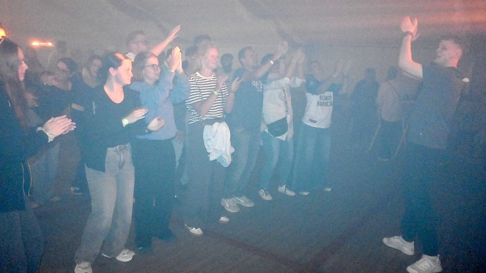 DJ L.T, alias Lukas Widner aus Friesoythe (rechts), brachte die Gäste beim Disco-Abend in Partylaune. Foto: Holger Weers