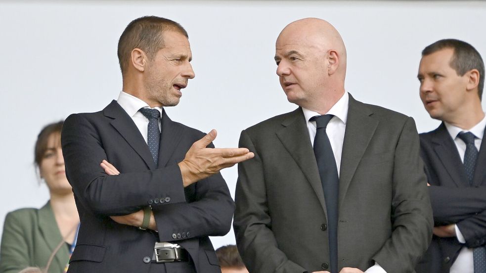 Aleksander Ceferin (l) führt Europas Protest gegen Gianni Infantino an. (Archivbild) Foto: Robert Michael