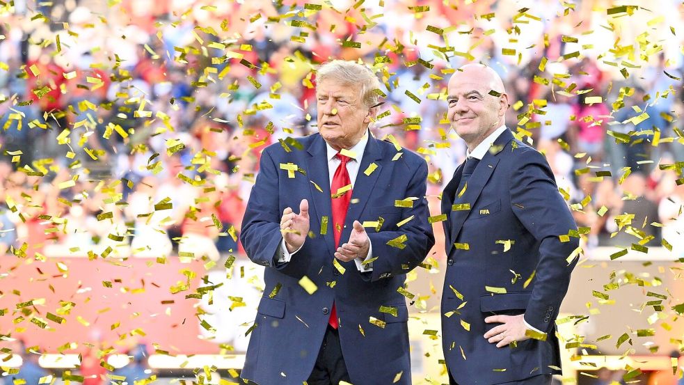 Während der WM hatten Donald Trump (l) und Gianni Infantino viel Spaß zusammen. (Archivbild) Foto: Tom Weller/dpa