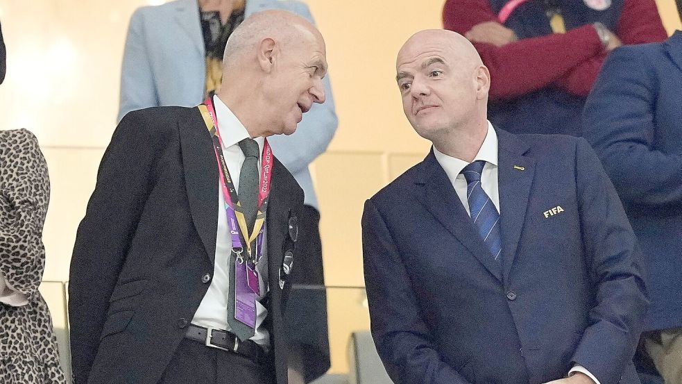 Bernd Neuendorf (l) findet Gianni Infantino gar nicht mehr gut. (Archivbild) Foto: Martin Meissner/AP/dpa