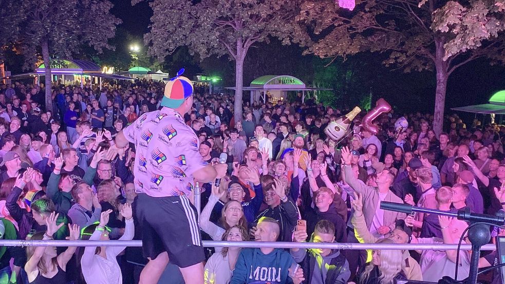 Beim Seefest am Badesee in Großsander wurde bis tief in die Nacht gefeiert. Unter anderem stand „Dr. Charly“ auf der Bühne. Foto: Sarah Mimkes