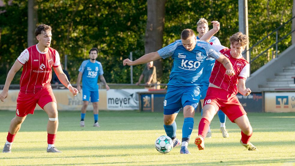 Niklas Sukowski (am Ball) schoss das frühe Führungstor für den TuS Esens.