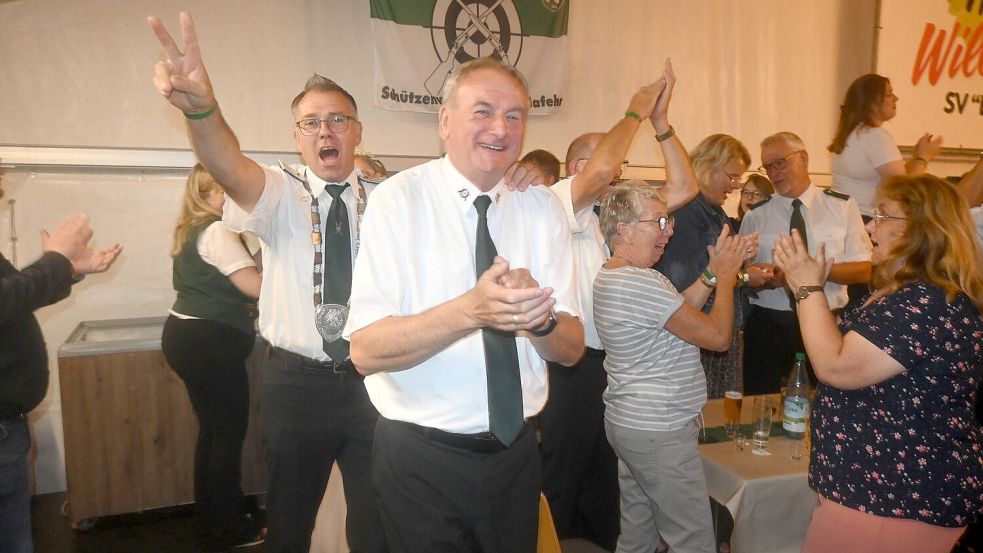 Im voll besetzten Festzelt am Idasee wurde auf dem Festball reichlich gefeiert. Hier führt Klaus de Boer, der bisherige Schützenkönig (mitte) die Schlange der Feiernden an. Foto: Holger Weers