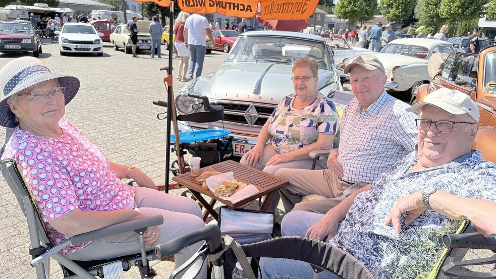 Mit der Borgward Isabella in Rhauderfehn waren Grete Blank, Marianne und Bernhard Böden sowie Alfred Blank (von links). Fotos: Dirk Hellmers