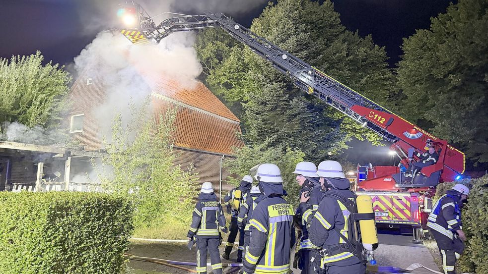 Die Norder Feuerwehrleute schafften es, ein Übergreifen der Flammen von der Terrassenüberdachung auf das Haus zu verhindern. Foto: Feuerwehr Norden/Thomas Weege