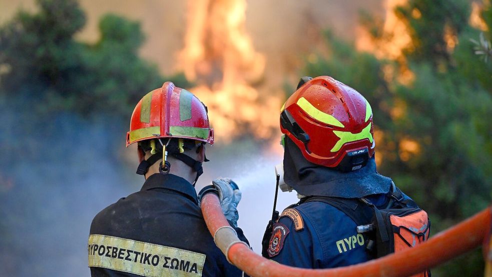 Einsatzkräfte kämpfen nordwestlich von Athen gegen die Flammen. Foto: Michael Varaklas
