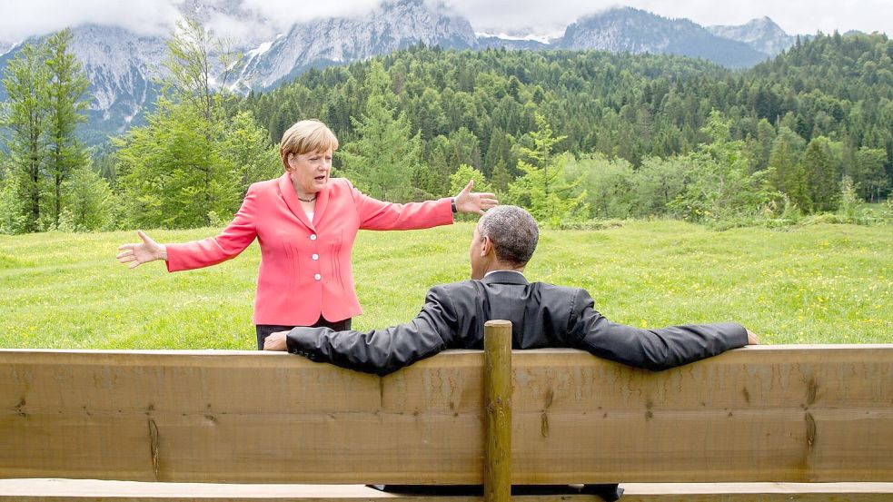Sind eigentlich Freunde: Ex-Bundeskanzlerin Angela Merkel (CDU) und Ex-US-Präsidenten Obama. (Archivbild) Foto: Michael Kappeler/dpa POOL/dpa