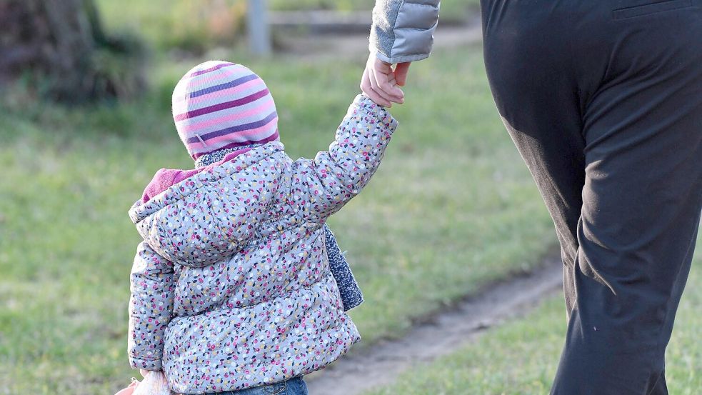 Auch in Ostfriesland bekommen Tausende Kinder keinen Unterhalt von ihren Vätern – das Jugendamt springt ein. Foto: Imago/Winfried Rothermel