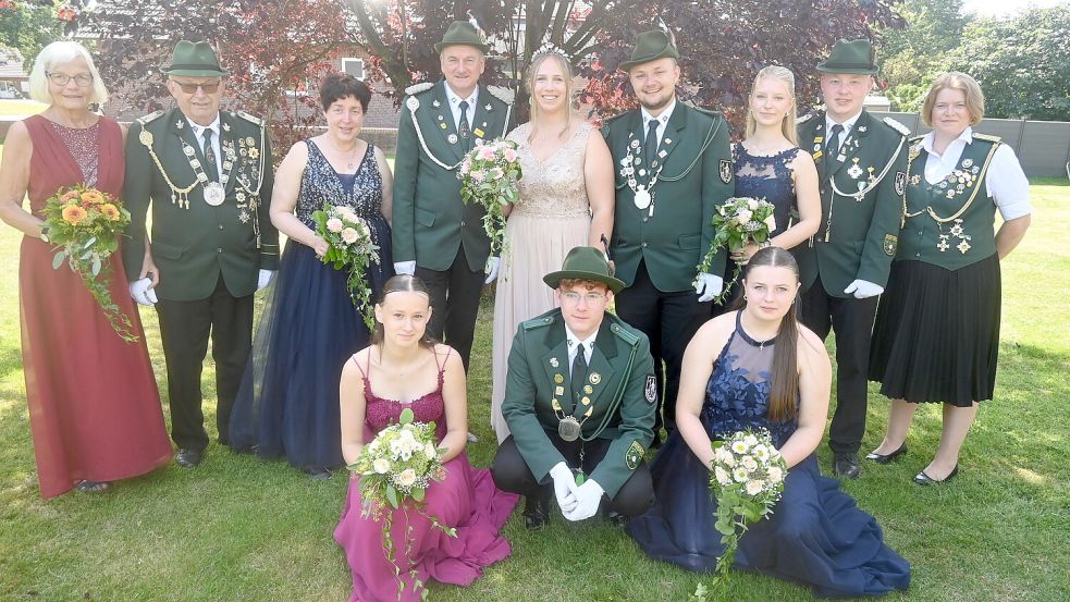 Vor dem Umzug stellte sich der neue Königsthron des Schützenverein „Eiche“ Idafehn zum gemeinsamen Gruppenbild auf. Das Foto zeigt (obere Reihe von links) Anneliese Wilts, Schützenkaiser Hinrich Wilts, Lydia de Boer, Adjutant Klaus de Boer, Elisa Kröger, Schützenkönig Jonas Bruns, Annika Tebben, Adjutant Dorian Reents, Vereinsvorsitzende Silke Busboom sowie (unten von links) Swantje Groß, Jugendkönig Dominic Baumfalk und Rieke Busboom. Foto: Holger Weers