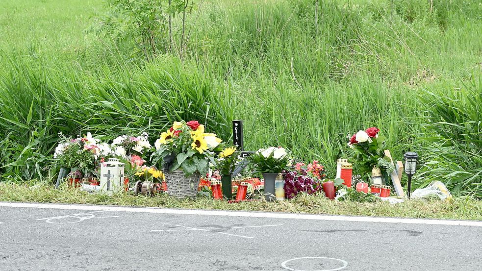 An der Unfallstraße erinnern Kerzen und Blumen an den verstorbenen 16-Jährigen. Jetzt gibt es neue Details zum Unfallhergang. Foto: Heinz Wagenaar/Archiv