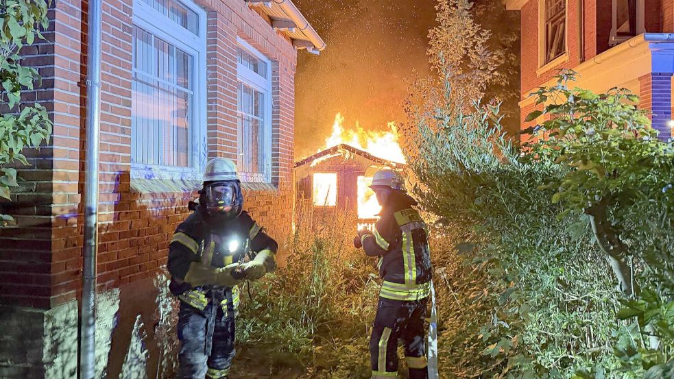 Lichterloh brannte in der Nacht zu Montag eine Gartenhütte in Norden. Foto: Feuerwehr Norden/Thomas Weege