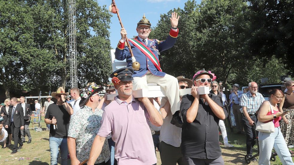 Hoch soll er leben: König Norbert Moormann. Er holte sich beim Vogelschießen die Friesoyther Königswürde und wurde auf dem Königsstuhl Festzelt getragen. Fotos: Hans Passmann
